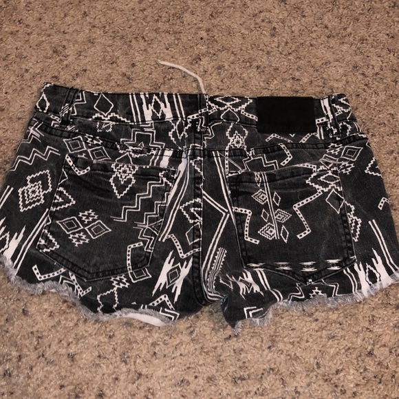 SHORTS - Picture 2 of 5